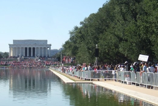 Crowd control along a reflecting pool at a public monument
